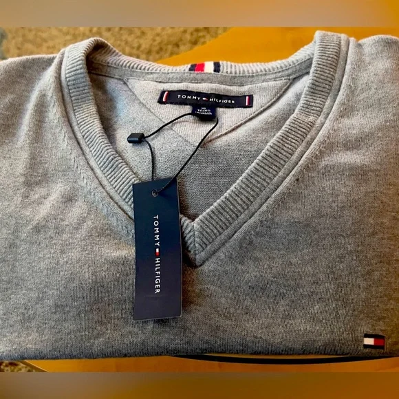 Tommy Hilfiger
Solid Logo V-Neck Sweater size mens XL
Color Grey Heather - Picture 2 of 8